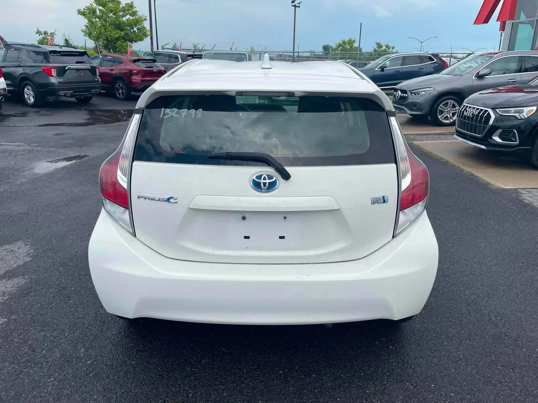 2015 Toyota Prius c — photo 5