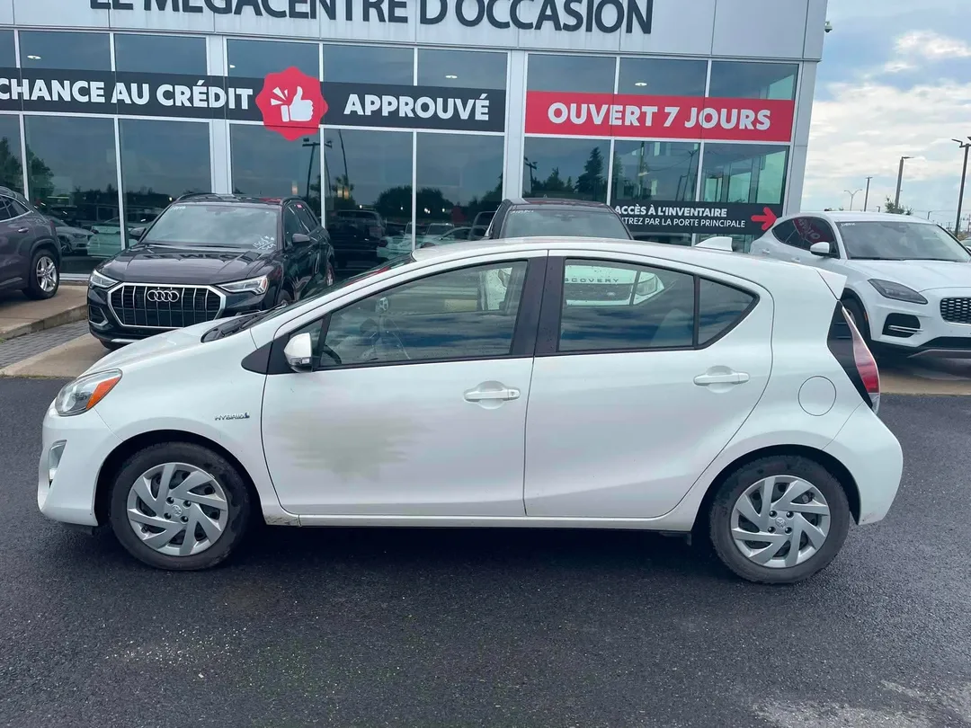 2015 Toyota Prius c — photo 4