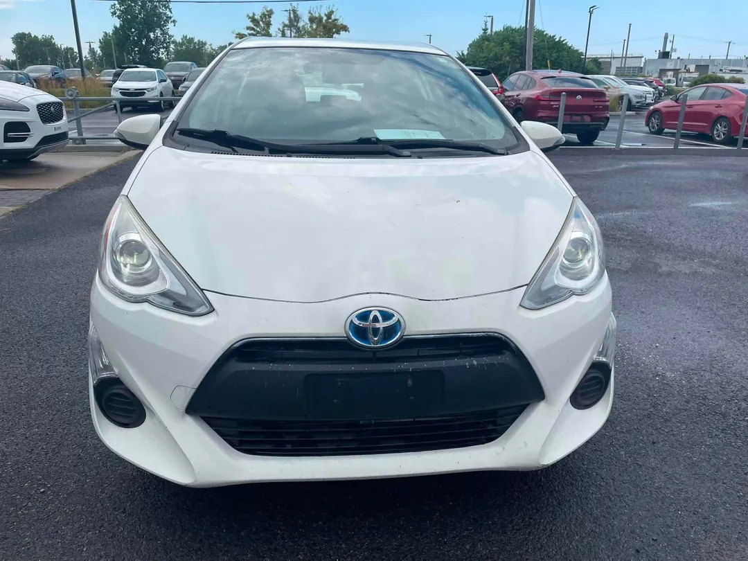 2015 Toyota Prius c — photo 2