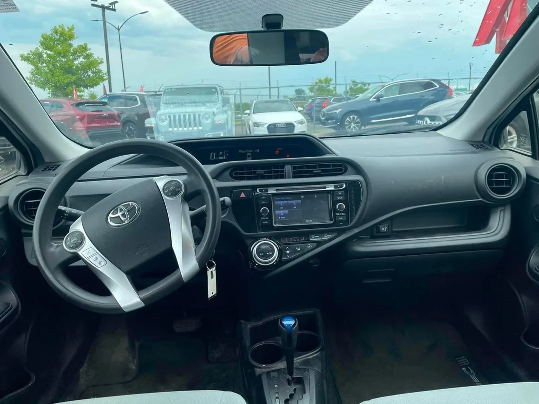 2015 Toyota Prius c — photo 8