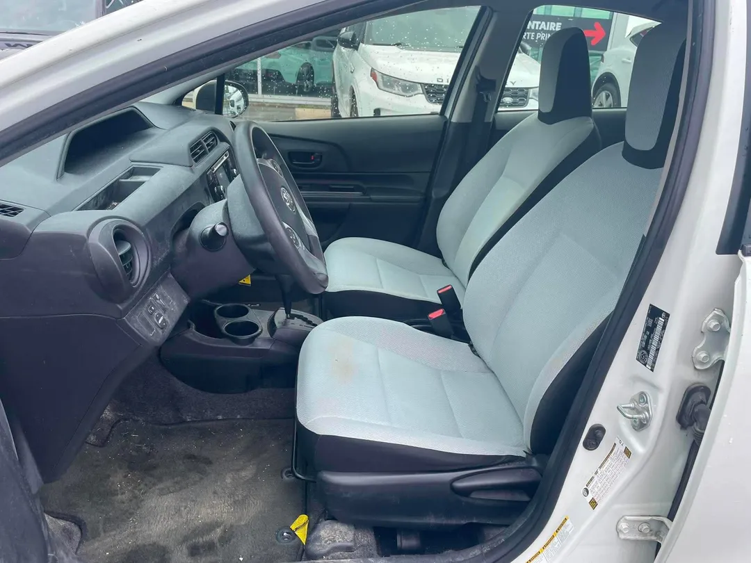 2015 Toyota Prius c — photo 7