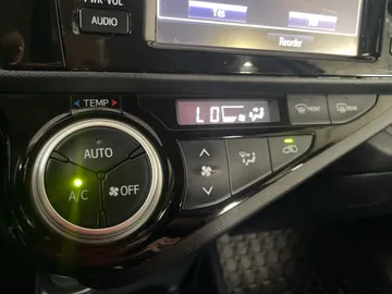 2015 Toyota Prius c - image 17