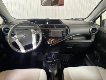 2015 Toyota Prius c - image 13