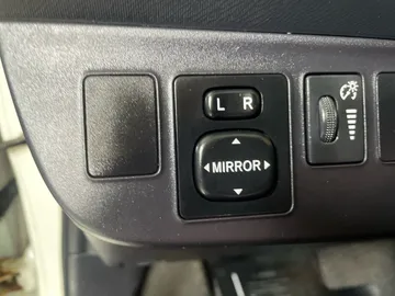 2015 Toyota Prius c - image 19