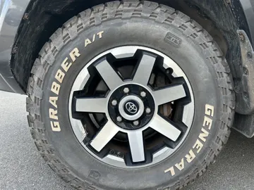 2018 Toyota 4Runner - image 7