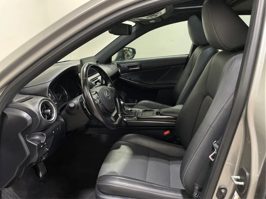 2021 Lexus IS — photo 3