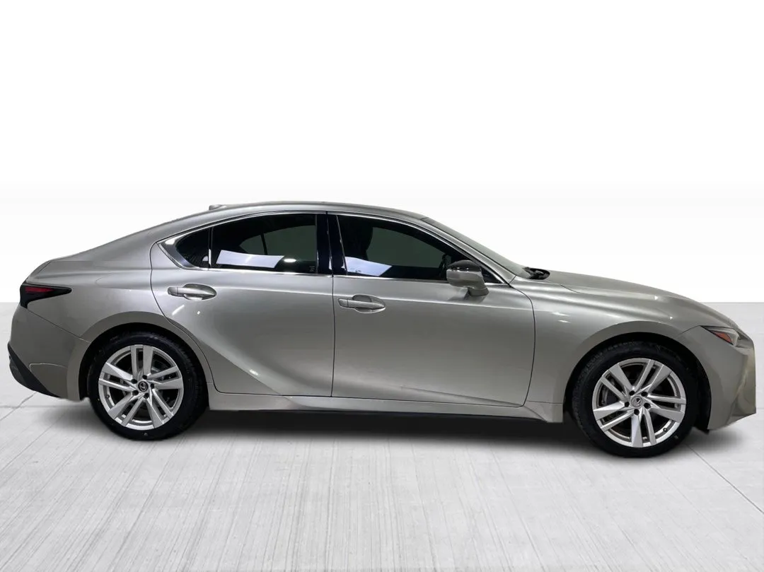 2021 Lexus IS — photo 2