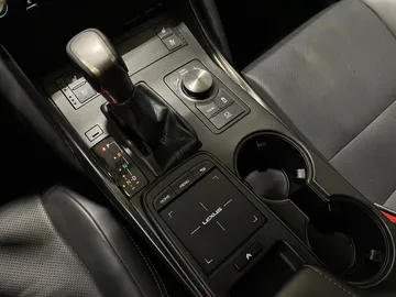 2021 Lexus IS - image 30