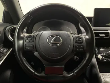 2021 Lexus IS - image 27