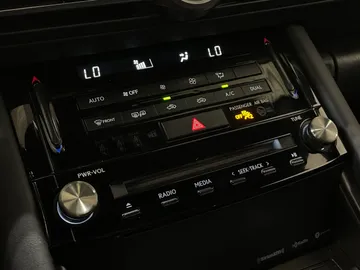 2021 Lexus IS - image 22
