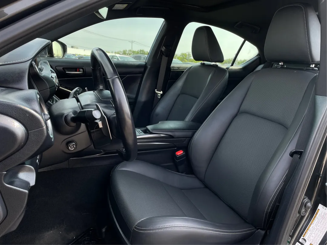 2022 Lexus IS — photo 3