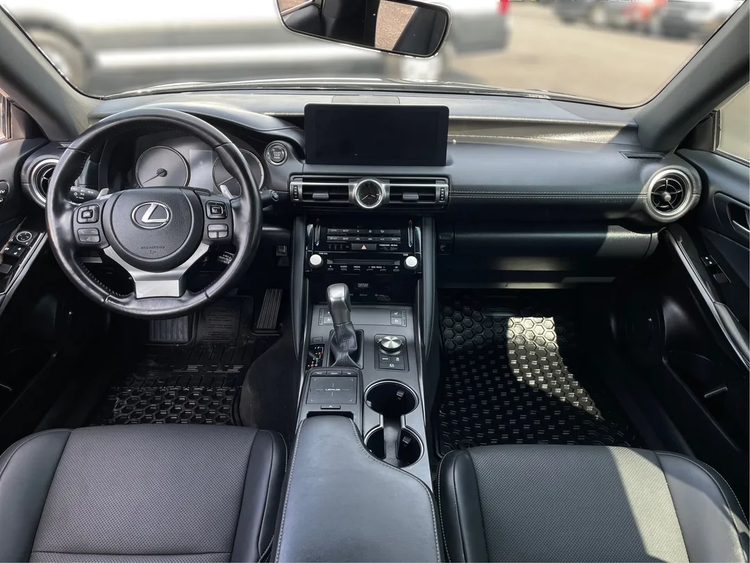 2022 Lexus IS — photo 4