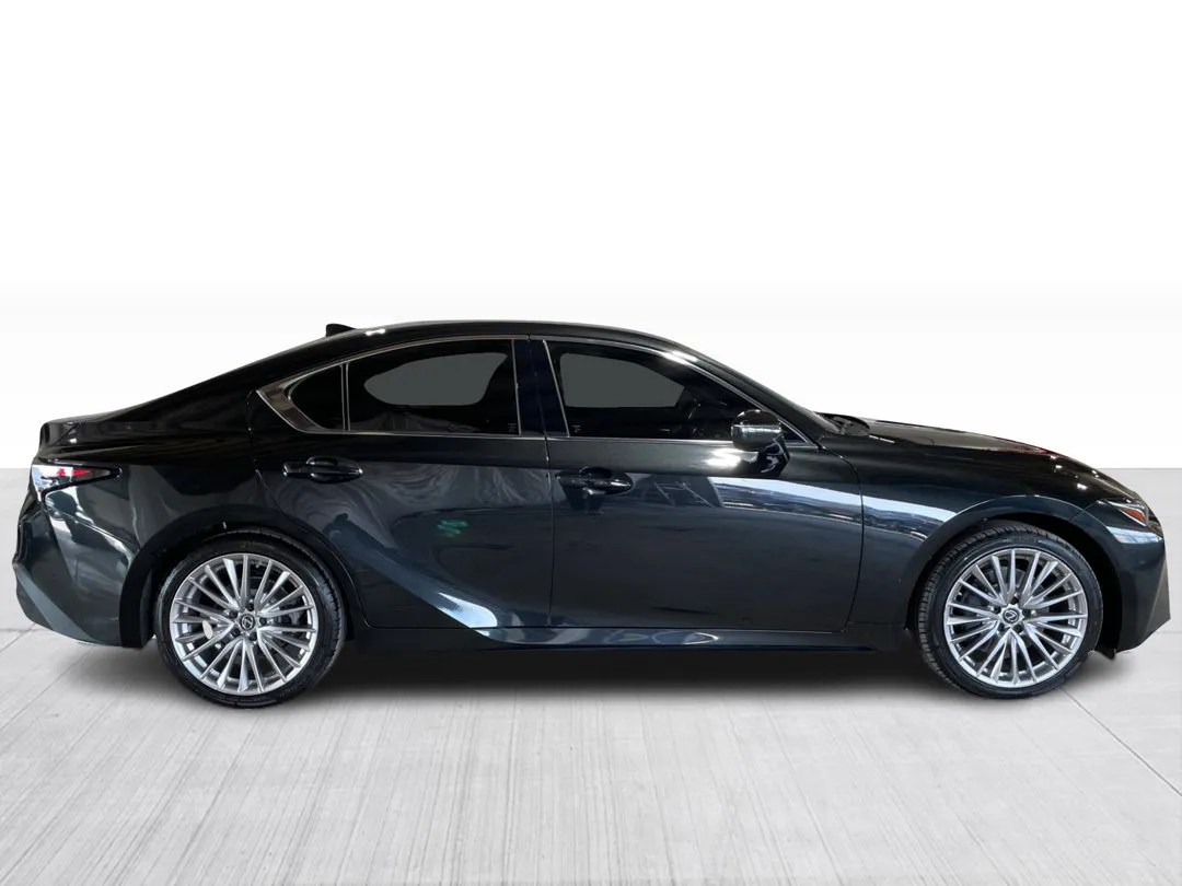 2022 Lexus IS — photo 2