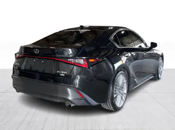 2022 Lexus IS - image 15