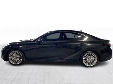 2022 Lexus IS - image 11