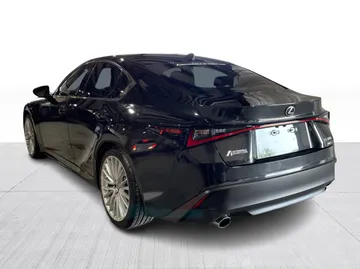 2022 Lexus IS - image 12