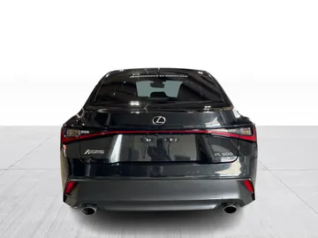 2022 Lexus IS - image 13