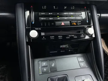 2022 Lexus IS - image 23