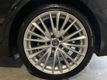 2022 Lexus IS - image 7