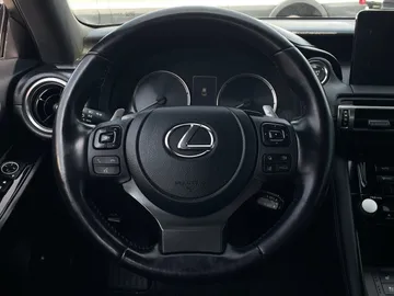 2022 Lexus IS - image 19