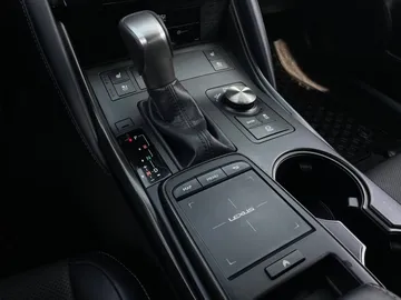 2022 Lexus IS - image 28