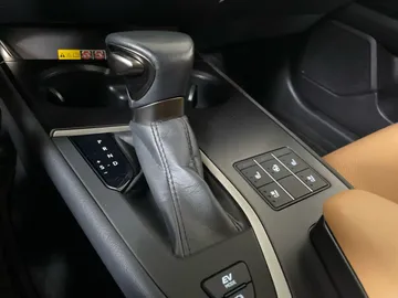 2024 Lexus UX - image 32