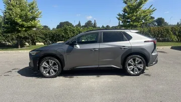 2023 Subaru Solterra - image 4