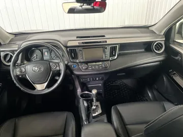 2017 Toyota RAV4 Hybrid - image 4