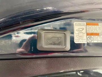 2017 Toyota RAV4 Hybrid - image 23