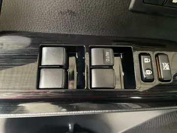 2017 Toyota RAV4 Hybrid - image 27