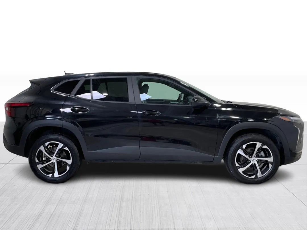 2024 Chevrolet Trax — photo 2