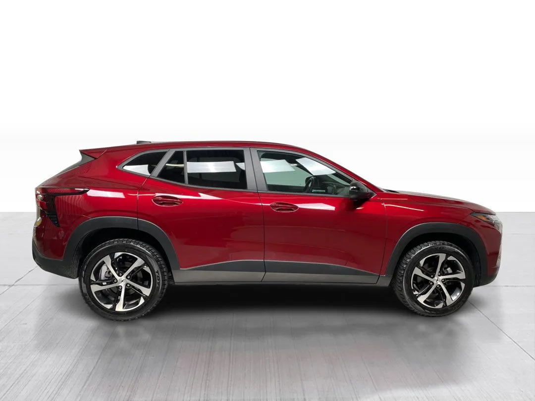 2025 Chevrolet Trax — photo 2