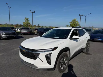 2025 Chevrolet Trax - image 3