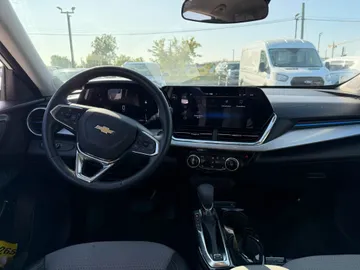 2025 Chevrolet Trax - image 9