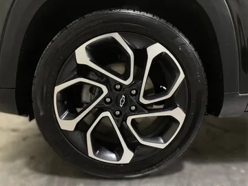 2025 Chevrolet Trax - image 7