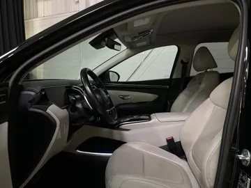 2022 Hyundai Tucson Hybrid - image 3