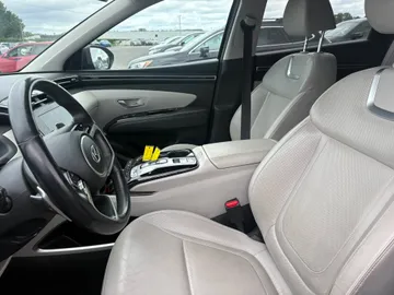 2022 Hyundai Tucson Hybrid - image 8