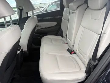 2022 Hyundai Tucson Hybrid - image 9