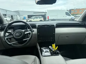 2022 Hyundai Tucson Hybrid - image 10