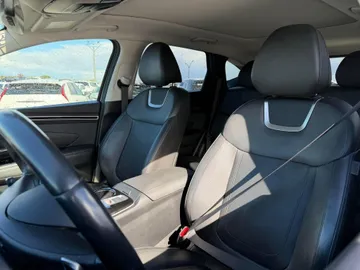 2022 Hyundai Tucson Hybrid - image 8
