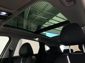 2022 Hyundai Tucson Hybrid - image 12