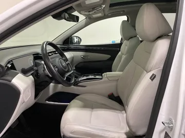 2024 Hyundai Tucson Hybrid - image 3
