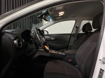2021 Hyundai Kona Electric - image 3