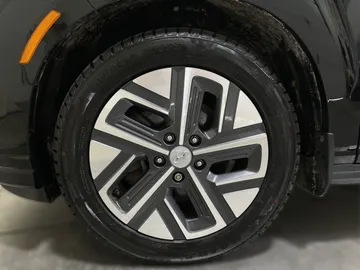 2023 Hyundai Kona Electric - image 7