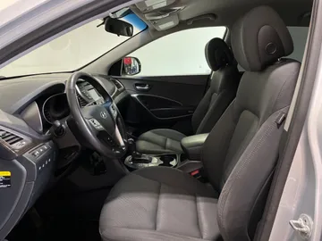 2016 Hyundai Santa Fe XL - image 3