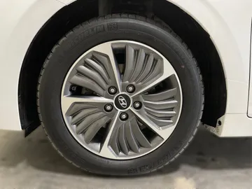 2021 Hyundai Ioniq Plug-In - image 7