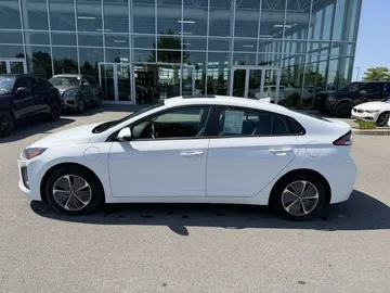 2021 Hyundai Ioniq Plug-In - image 4