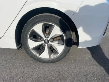 2019 Hyundai Ioniq Electric - image 8