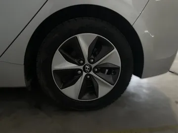2019 Hyundai Ioniq Electric - image 17