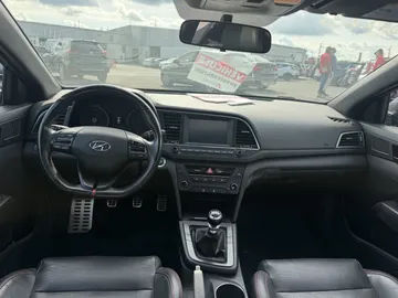 2018 Hyundai Elantra - image 10